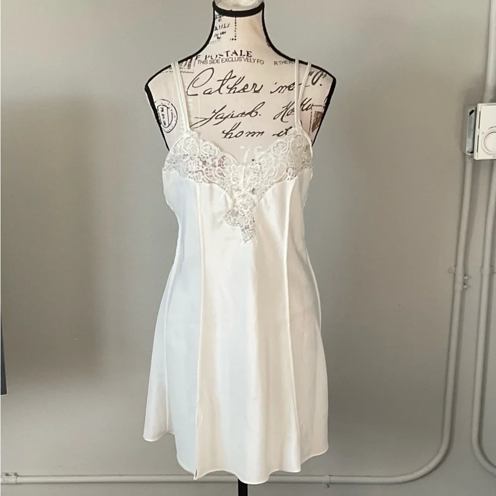 Victoria Secret Embroidered Lace Chemise Size Medium.
